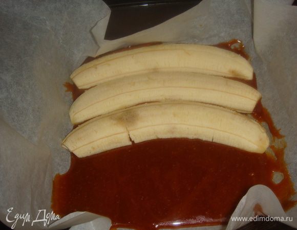 Бананы выложить на карамель, срезом вниз. 