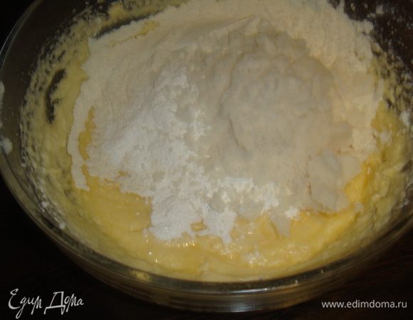 Взбить сливочное масло с сахаром. Добавить яйца, немного взбить. Муку просеять, добавить разрыхлитель и кокосовую стружку. Аккуратно перемешать. Влить молоко и еще рас перемешать.