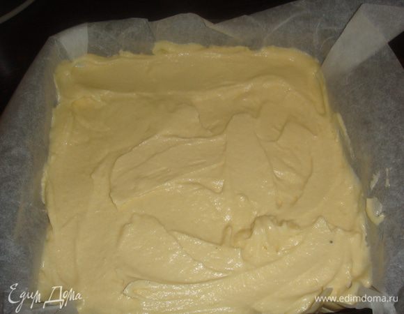 Тесто аккуратно выкладываем на бананы. Пирог выпекаем в заранее разогретой духовке при 180°С 35-40 минут.