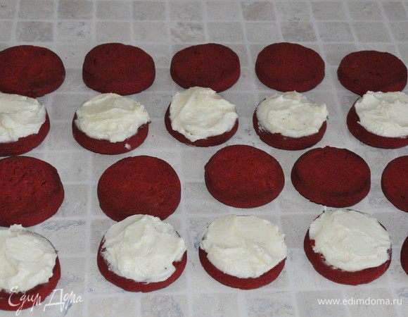 Чтобы точно хватило крема на всё печенье, лучше сначала намазать кремом половину печений, а затем накрыть их второй частью.
Охладить в течение 30 минут.