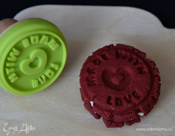 А так выглядит печенье сформованное вторым способом. Выбирайте, как Вам удобнее. Хранить в холодильнике в закрывающемся контейнере. 