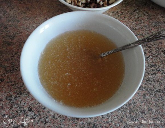 Желатин залить холодной кипяченой водой и оставить для набухания.