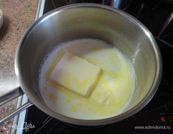 Желтки растереть с сахаром. Не обязательно добиваться растворения сахара. Да это и трудно сделать при таком объеме сахара на три желтка. Молоко закипятить. Плиту выключаем, но кастрюля остается на плите. Добавляем сливочное масло (молоко немного остынет, пока масло растопится) и частями добавляем желтки с сахаром, помешивая, чтобы сахар растворился.