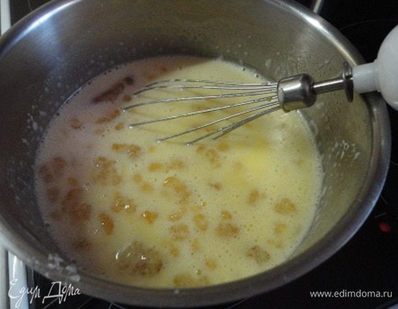 К этому времени желатин набух и его можно добавить к горячей смеси. Помешивать до полного растворения и добавляем ваниль на кончике ножа. Теперь можно убрать с горячей плиты.