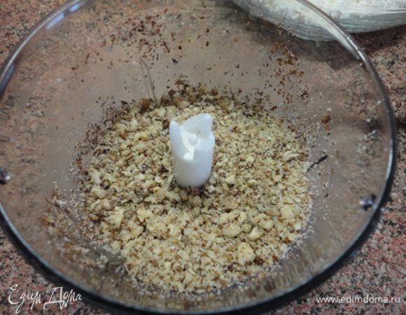 Изюм перебрать, промыть, обсушить. Орехи измельчить. 1 столовую ложку орехов оставить для финальной посыпки.