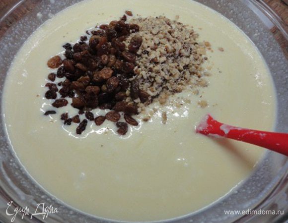 К творогу добавляем жидкую массу и изюм с орехами. Перемешиваем и выливаем в разъемную форму (у меня 23 см). Выдержать в холодильнике до застывания. С нашими морозами холодильник не нужен. На лоджии застывание десерта происходит даже быстрее. Главное, чтобы он не заледенел, вовремя убрать в холодильник.