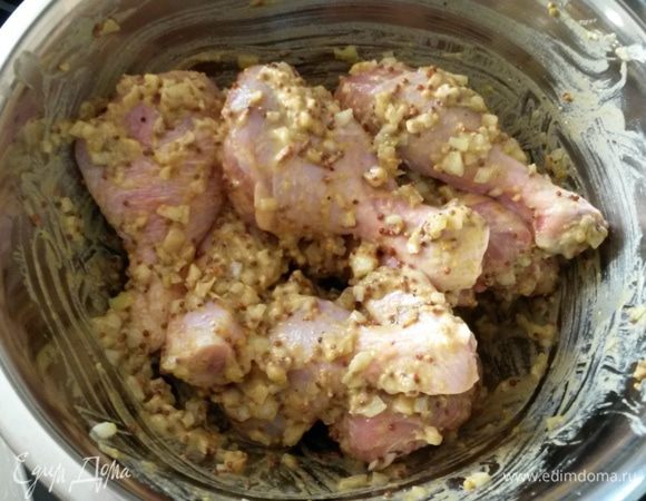 Куриные голени перемешиваем с маринадом. Оставляем на полчаса. Кстати, можно использовать любую часть курицы.