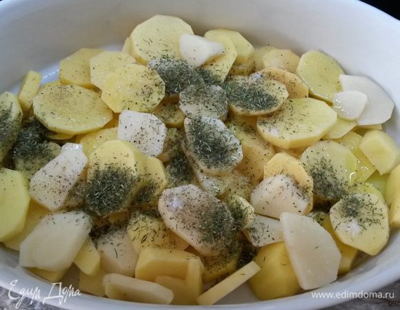 Пока маринуется курица, займемся овощами. Картофель чистим и нарезаем кружочками прямо в форму для запекания. Сбрызгиваем оливковым маслом, солим, перчим, посыпаем укропом. Все тщательно перемешиваем.