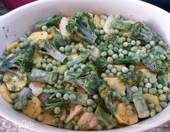 Сверху выкладываем брокколи и зеленый горошек. У меня заморозка.