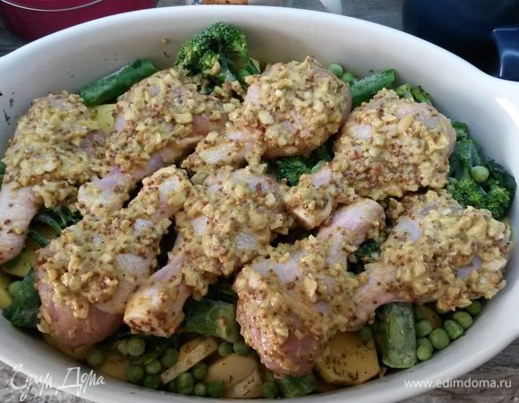 На овощи выкладываем кусочки курицы. Весь оставшийся в чашке маринад смазываем на голени.