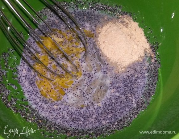 К остывшему молоку с маком добавляем яйца и сухари. Перемешиваем венчиков до однородности. Кстати, сухари можно заменить на сухую бисквитную крошку.