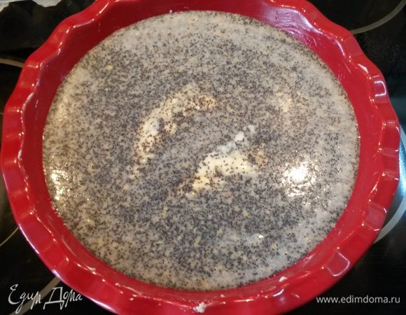 Аккуратно выливаем маковый слой поверх творожного.
Выпекаем 40 минут при 200°C до готовности. Начинка должна схватиться и сверху немного подрумяниться.
Остужаем и наслаждаемся! Приятного аппетита!