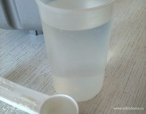 Строго по инструкции добавляем в чашу хлебопечки продукты! Начинаем с воды. Вода должна быть кипяченая, комнатной температуры. Вливаем воду в чашу.