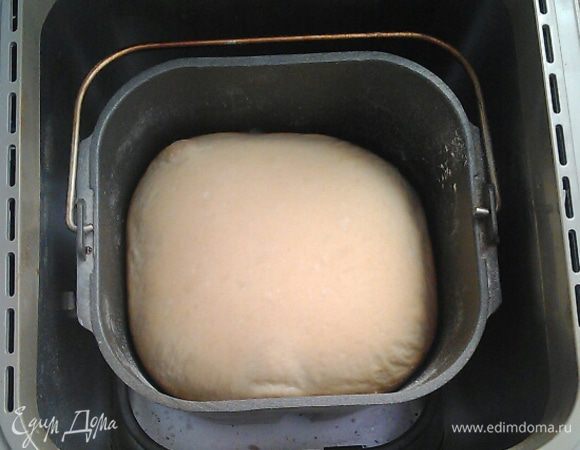 После звукового сигнала даем хлебушку 5 минут посидеть еще в горячей чаше. Потом открываем крышку хлебопечки. Верх хлеба поднялся шапкой — значит вся подготовка и процесс выпекания прошли идеально!!!