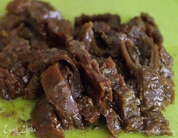 Вяленые помидоры порезать на небольшие кусочки.