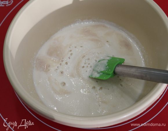 В теплом молоке растворить дрожжи с небольшим количеством сахара, оставить на 10 минут, до появления пузырей.