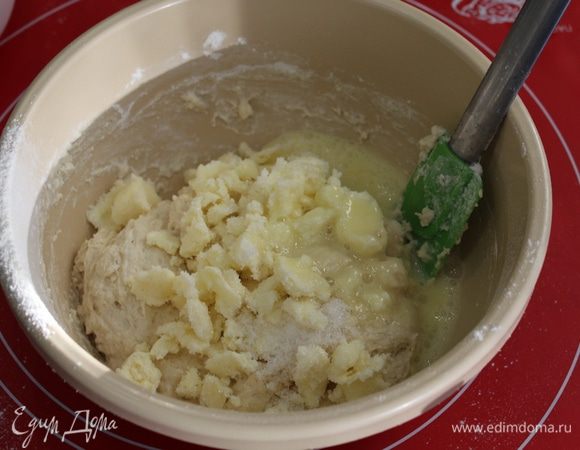 Добавить мягкое сливочное масло, взбитое вилкой яйцо, оставшееся муку.