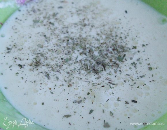 Смешать сливки с яйцом, слегка взбить венчиком, добавить соль. Вылить смесь на баклажаны.