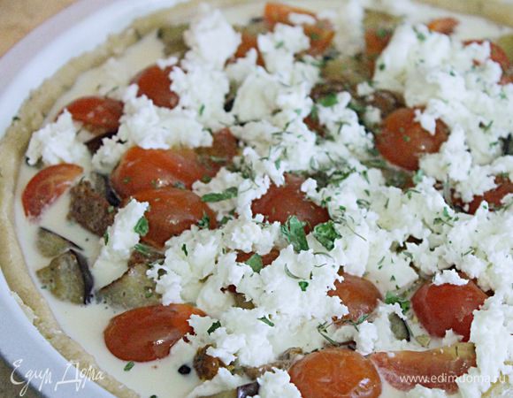 Помидоры Черри порезать пополам и четвертинками (мне не хотелось, чтобы все помидоры были одинаково нарезаны) и выложить сверху на киш. Посыпать свежим или сухим орегано и тимьяном, оставшимся сыром и выпекать в разогретой до 180°С духовке 25-30 минут. Подавать киш можно тёплым, а можно и холодным. Моему ребёнку понравился именно в холодном виде :)