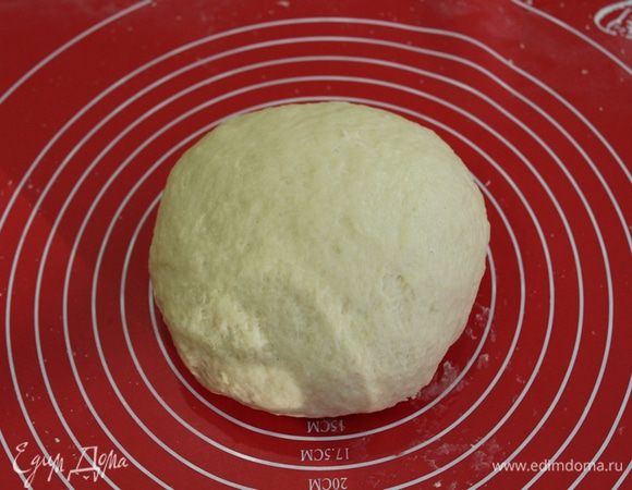 Замесить мягкое тесто, поставить в теплое место на 50-60 мин.