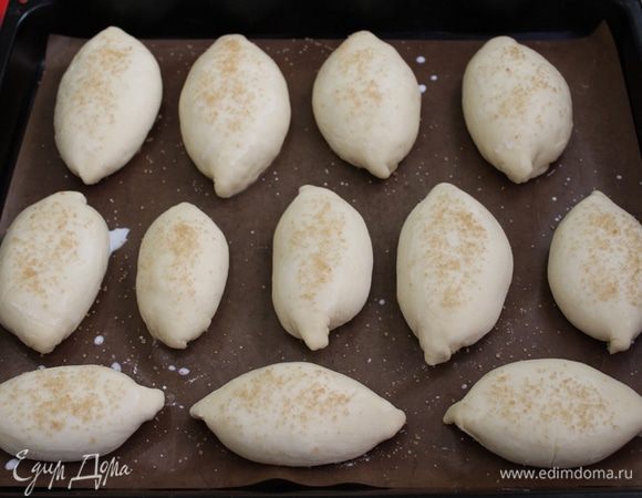 Дальше формируем пирожки, и выкладываем на противень, покрытый пекарской бумагой. Пироги смазать молоком и посыпать сахаром.