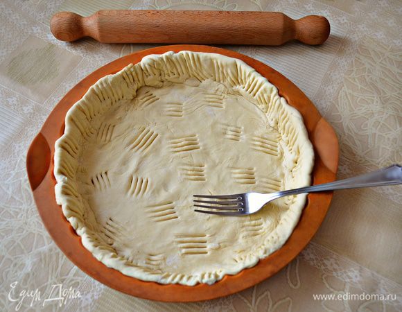 В форму смазанную маслом (если силиконовая, как у меня, то не нужно, можно лишь сбрызнуть её холодной водой) выложить тесто, сформировать небольшие бортики и наколоть вилкой. Отправить в разогретую до 200°C духовку на 10-15 минут.