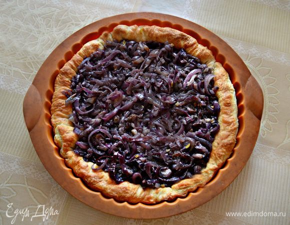 В припеченном тесте равномерно распределить весь лук.