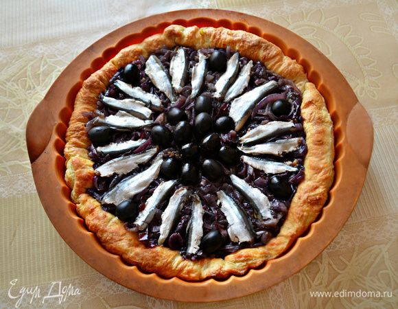 Сверху выкложить узор из маслин и кильки.