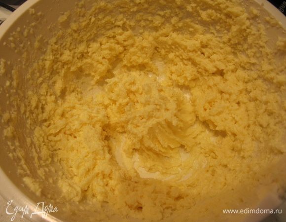 Размягченное сливочное масло взбить с сахаром и ванилином.