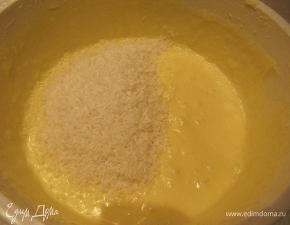 Добавить соль и кокосовую стружку и перемешать.