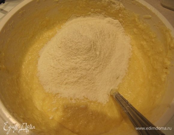 Попеременно, чередуя между собой, ввести частями просеянную муку с разрыхлителем и молоко. Каждый раз хорошо вымешиваем.