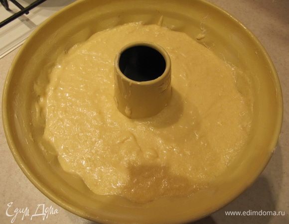 Вылить готовое тесто (по консистенции должно быть похоже на жидкую сметану) в смазанную сливочным маслом форму и отправить в предварительно разогретую до 180°C духовку на 40-50 минут.