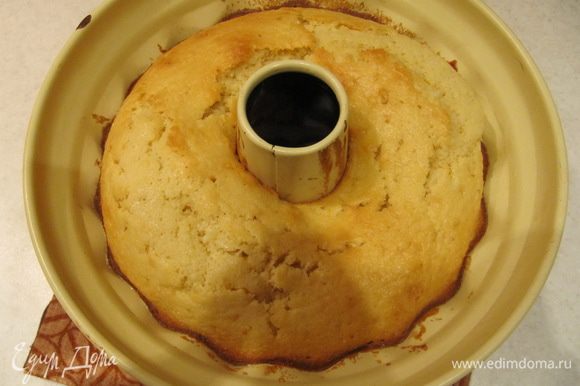 Готовность кекса проверить лучинкой в центре. Если она осталась сухой, значит кекс готов. Оставить его остывать в форме на 20-30 минут. Затем вынуть из формы и полностью остудить.