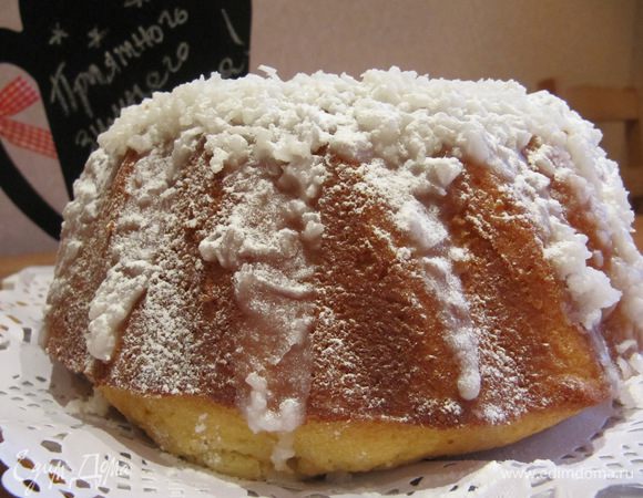 Покрыть полностью остывший кекс кокосовой глазурью.