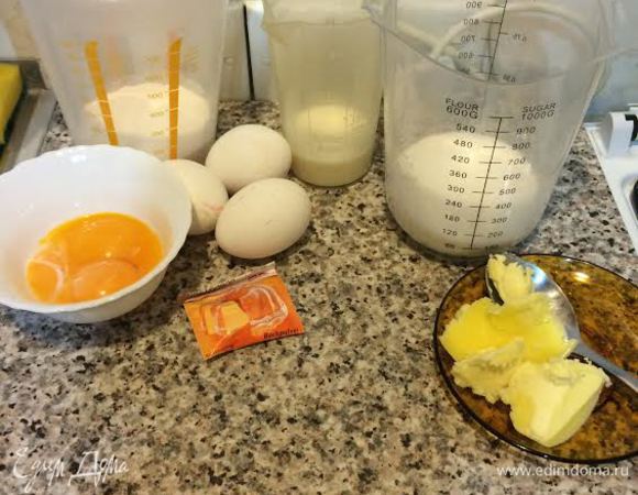 Бисквит. Разогреть духовку до 190°С. Застелить пергаментом противень размером 42х30 см.  