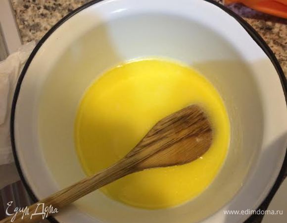 В миске нагреть молоко со сливочным маслом почти до кипения.