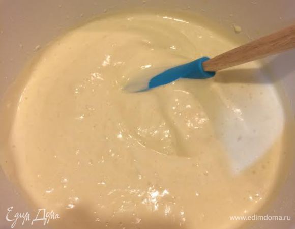 Всыпать муку во взбитые яйца, аккуратно перемешивая снизу вверх ложкой.