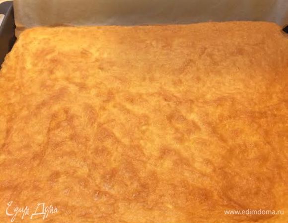 Готовый бисквит будет иметь золотистую поверхность. Остудить.