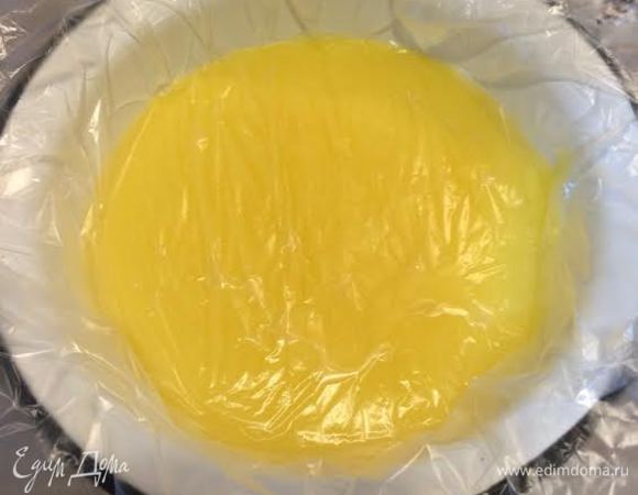 Возвращаем всё это на маленький огонь и, помешивая, доводим до кипения. Варим ещё минут 5 (постоянно помешивая) до загустения. Процеживаем через сито и  переливаем в чистую посуду. Накрываем плёнкой и остужаем.