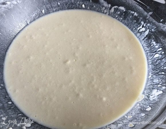 В тёплом молоке растворите дрожжи, сахар и соль, добавьте 2 ст. л. муки, хорошо перемешайте и оставьте на 15 минут в тёплом месте.