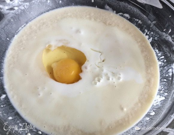 Добавьте яйцо и кефир хорошо перемешайте, постепенно добавляйте оставшуюся муку и замесите мягкое и эластичное тесто. Поставьте в тёплое место, тесто должно подняться вдвое.