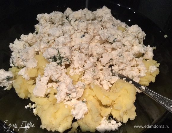 Приготовьте начинку: смешайте картофельном пюре и сыр.