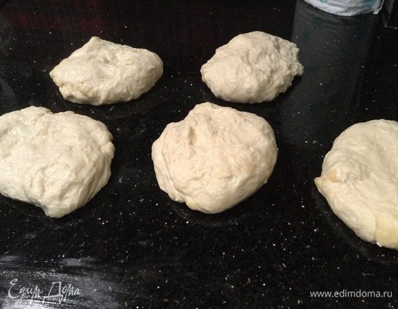 Рабочую поверхность и руки смажьте растительным маслом. Обомните тесто и разделите на пять равных частей.