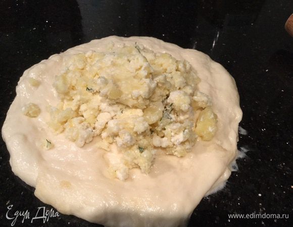 Каждую часть теста раскатайте в круг, на середину выложите 1/5 часть начинки.