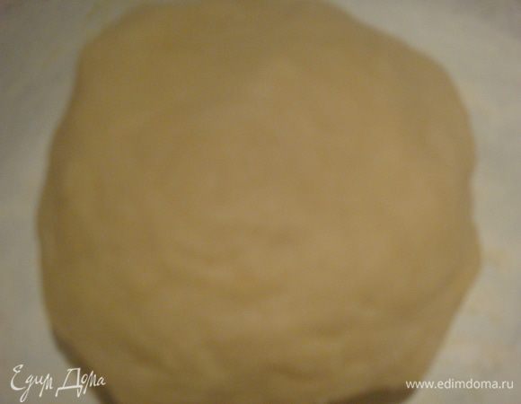 Замешиваем тесто. Смешиваем яйцо, молоко и сливочное масло. Добавляем постепенно муку и замешиваем тесто. Тесто должно быть эластичным как на пельмени. Тесто накрыть и поставить отдохнуть.