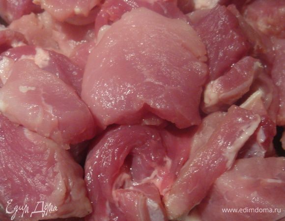 Готовим мясо. Мясо нарезаем кусочками не очень мелкими. Я в следующий раз мясо буду нарезать крупнее, так как мясо очень вытушивается :)