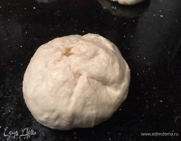 Возьмите тесто за концы и сверните в мешочек.