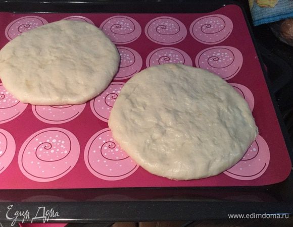 Опять раскатайте в лепешку. Переложите лепешки на противень застеленный пекарской бумагой или силиконовым ковриком.