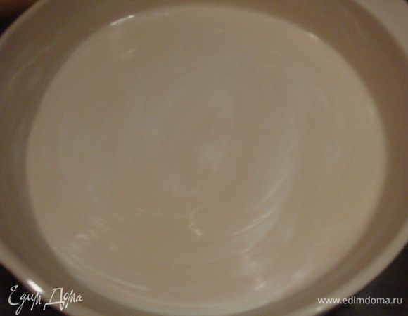 Форму смазываем сливочным маслом.