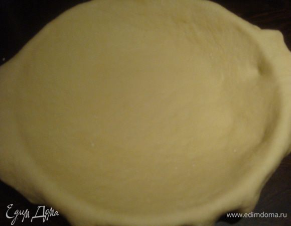 Тесто раскатываем кругом, диаметром больше чем форма, но не очень тонко.